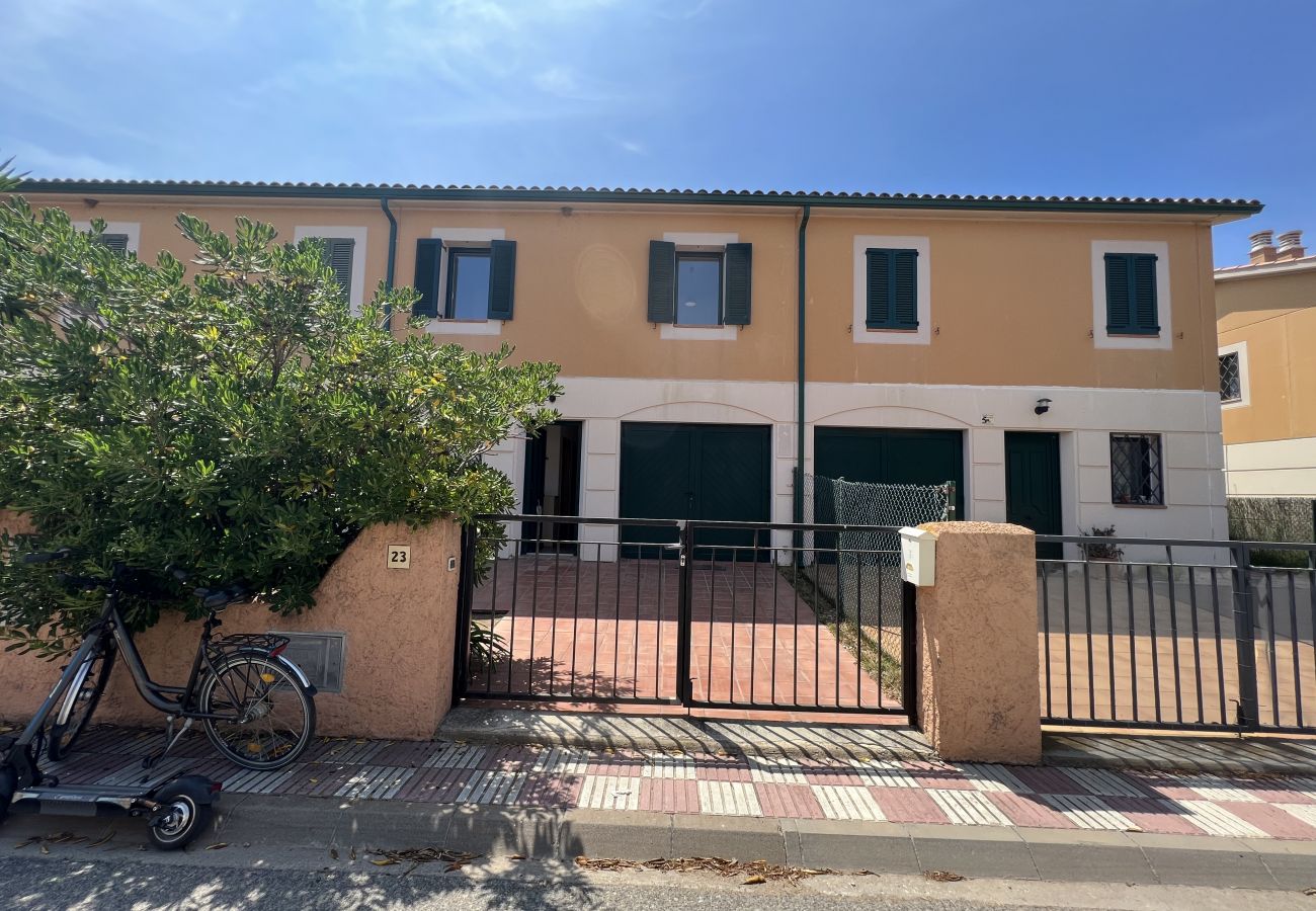 Stadthaus in Torroella de Montgri - Haus mit Garage in Strandnähe mit Gemeinschaftspool