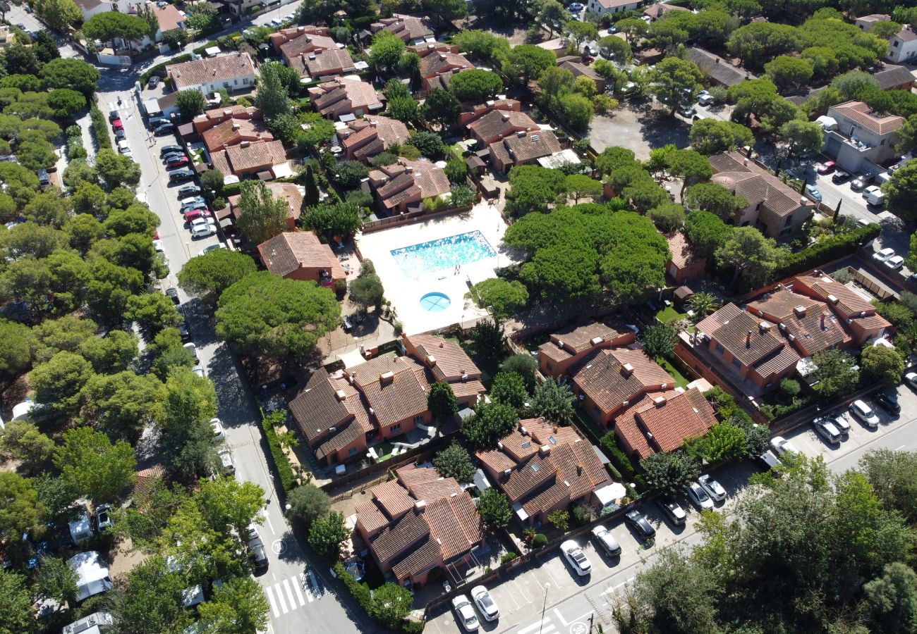 Stadthaus in Torroella de Montgri - Gregal 112 Charmantes Haus mit Privatgarten und Gemeinschaftspool.