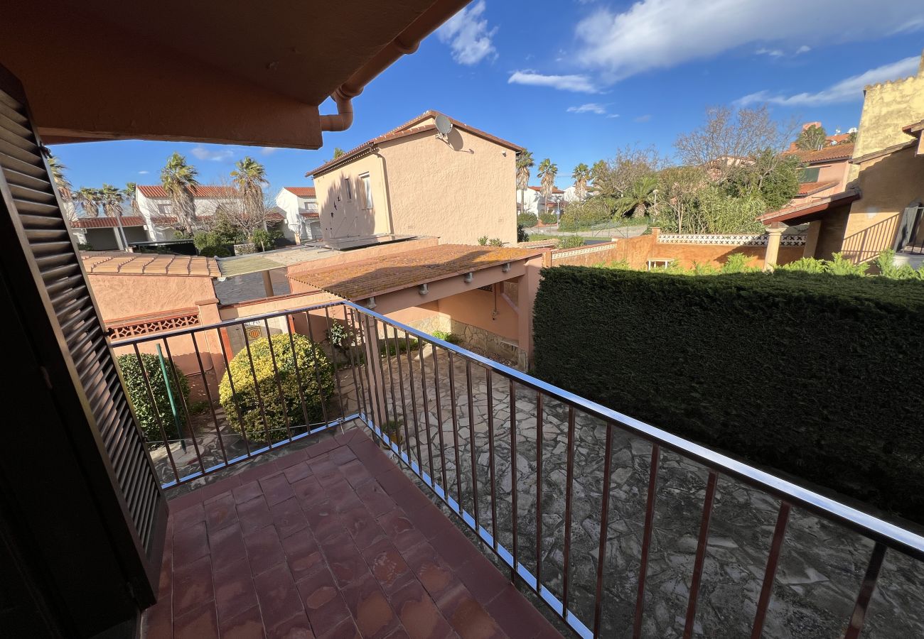 Stadthaus in Torroella de Montgri - Garsa 3: Haus zur Renovierung an der Costa Brava mit Garten und Parkplatz