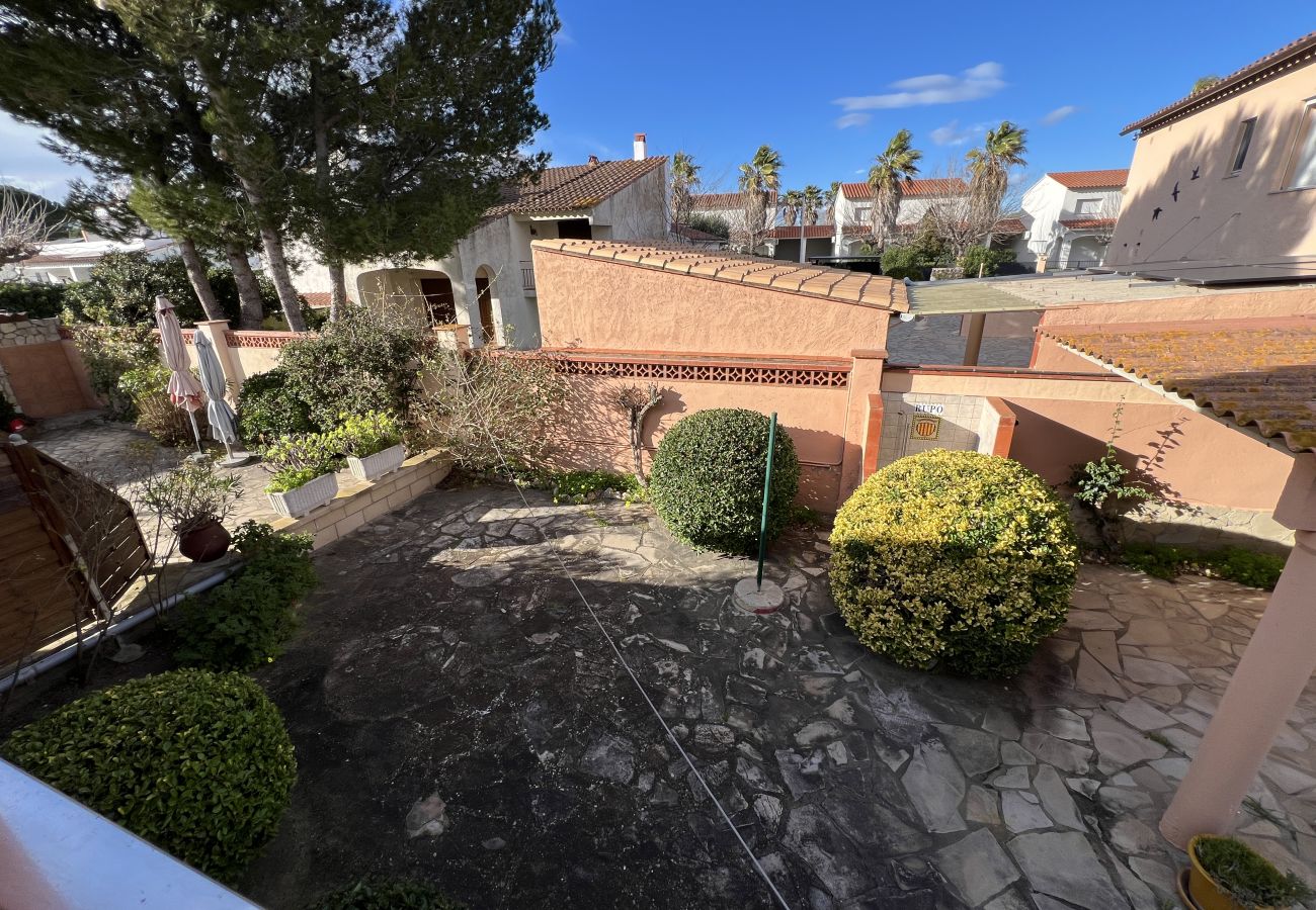 Stadthaus in Torroella de Montgri - Garsa 3: Haus zur Renovierung an der Costa Brava mit Garten und Parkplatz