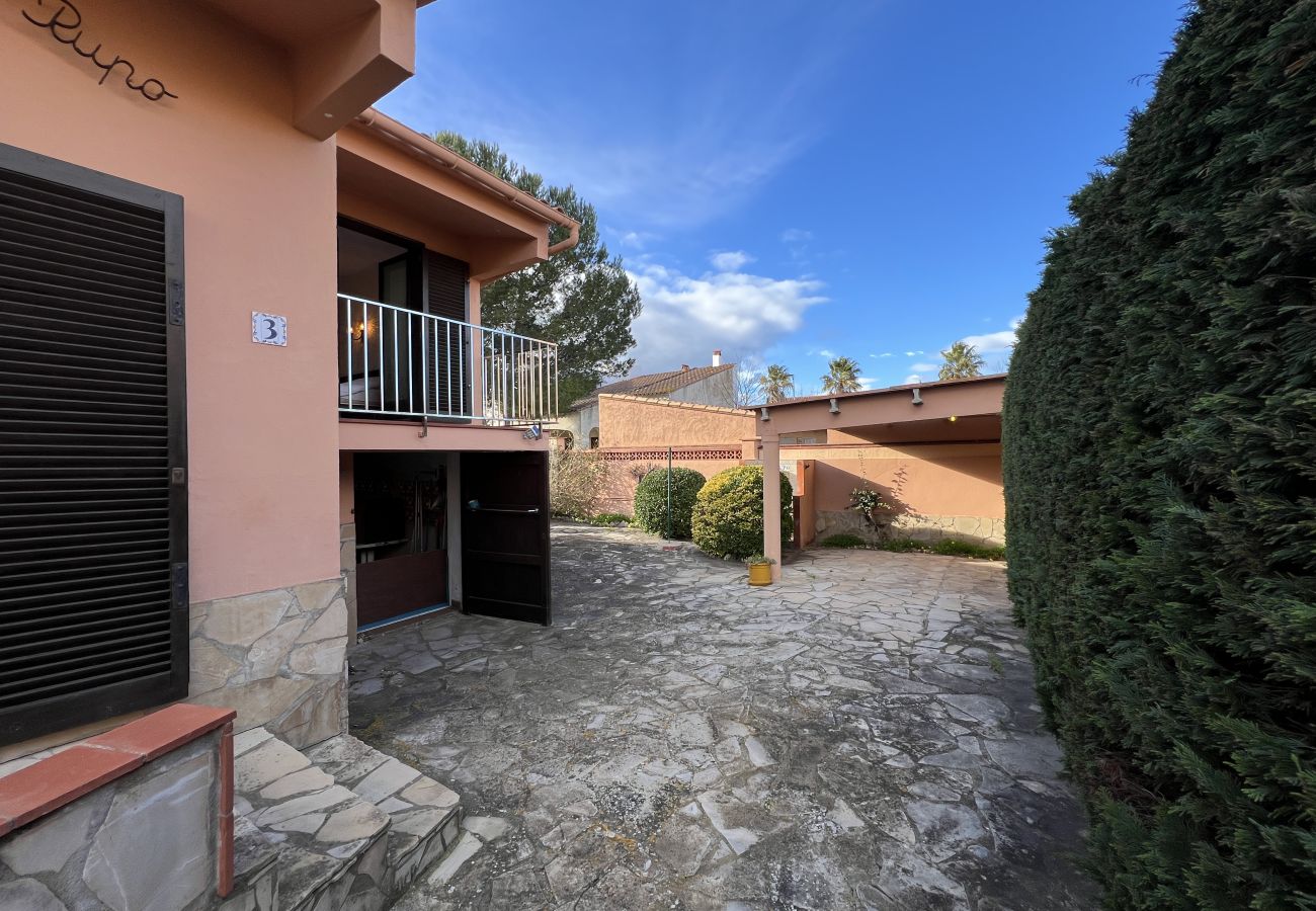 Stadthaus in Torroella de Montgri - Garsa 3: Haus zur Renovierung an der Costa Brava mit Garten und Parkplatz