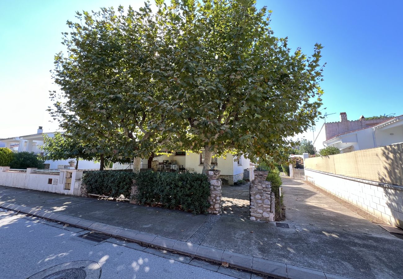 Herenhuis in Torroella de Montgri - Huis nr. 34 vlakbij het strand met tuin en garage