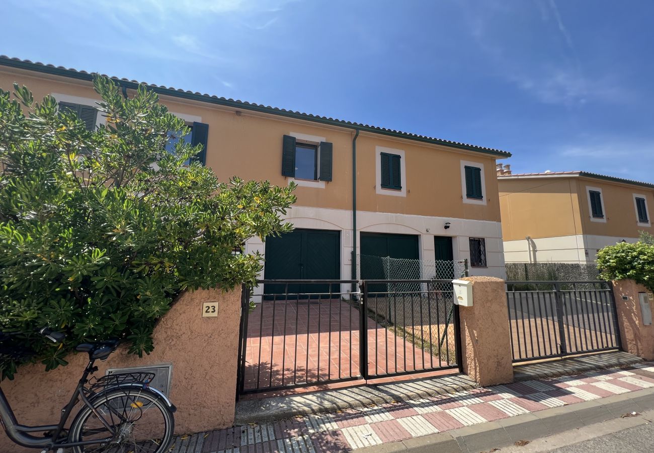 Casa adosada en Torroella de Montgri - Casa con garaje cerca de la playa con piscina comunitaria