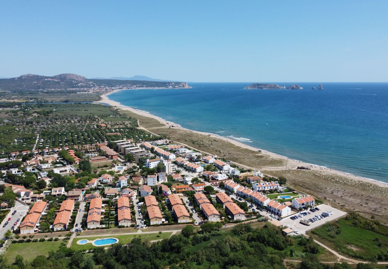 Casa adosada en Torroella de Montgri - Casa con garaje cerca de la playa con piscina comunitaria