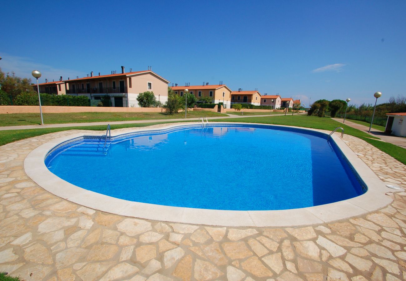 Casa adosada en Torroella de Montgri - Casa con garaje cerca de la playa con piscina comunitaria