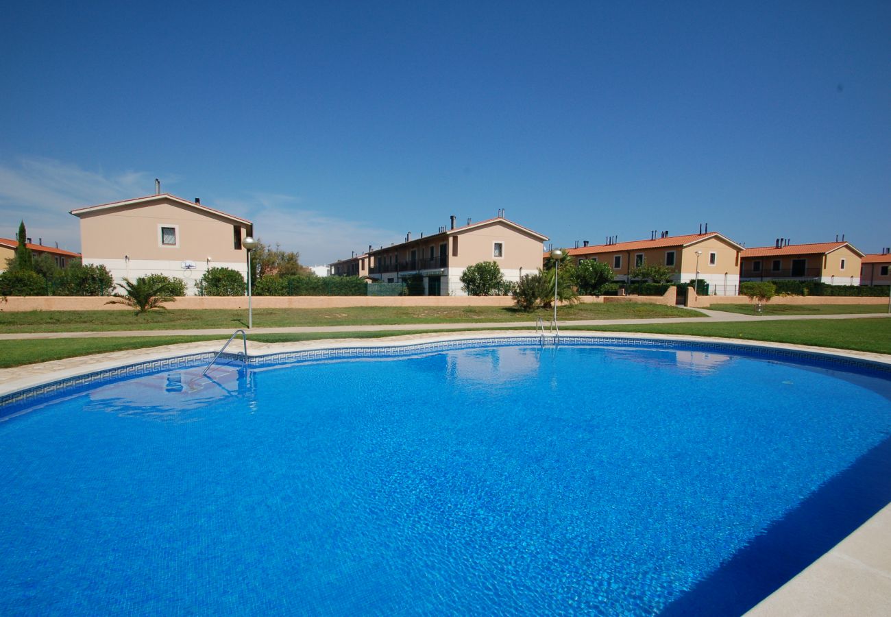 Casa adosada en Torroella de Montgri - Casa con garaje cerca de la playa con piscina comunitaria