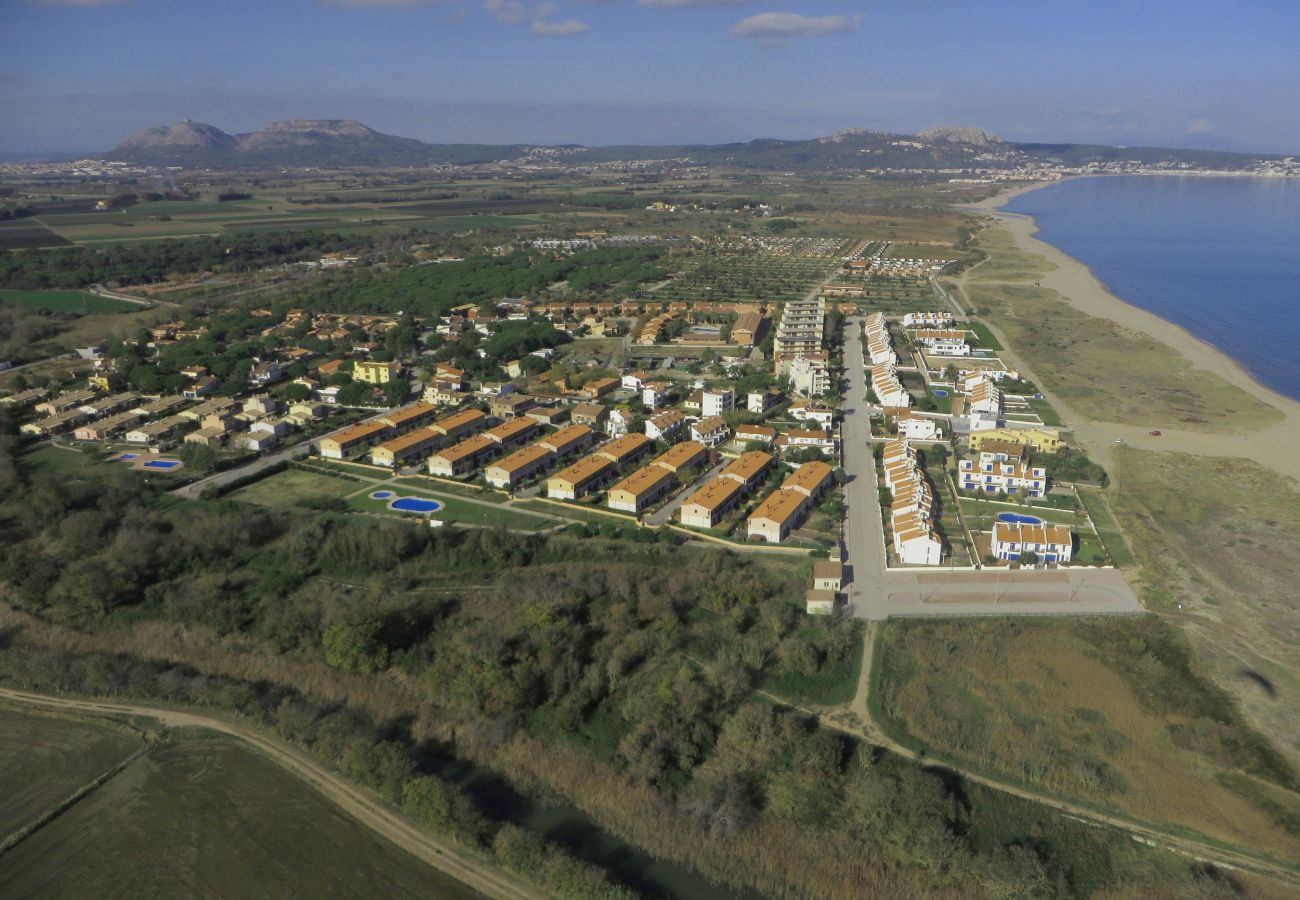 Casa adosada en Torroella de Montgri - Casa con garaje cerca de la playa con piscina comunitaria