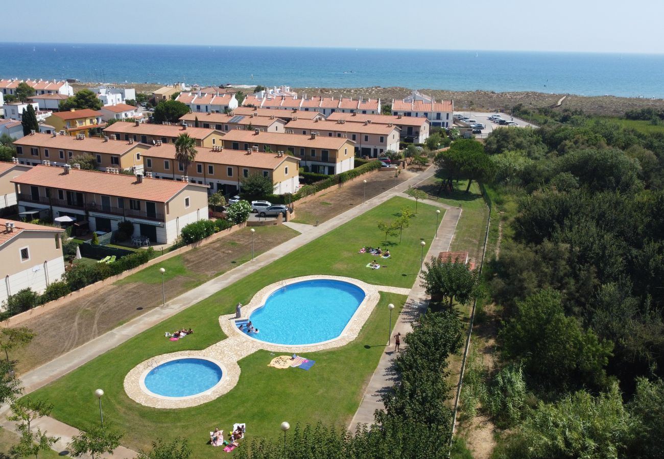 Casa adosada en Torroella de Montgri - Casa con garaje cerca de la playa con piscina comunitaria