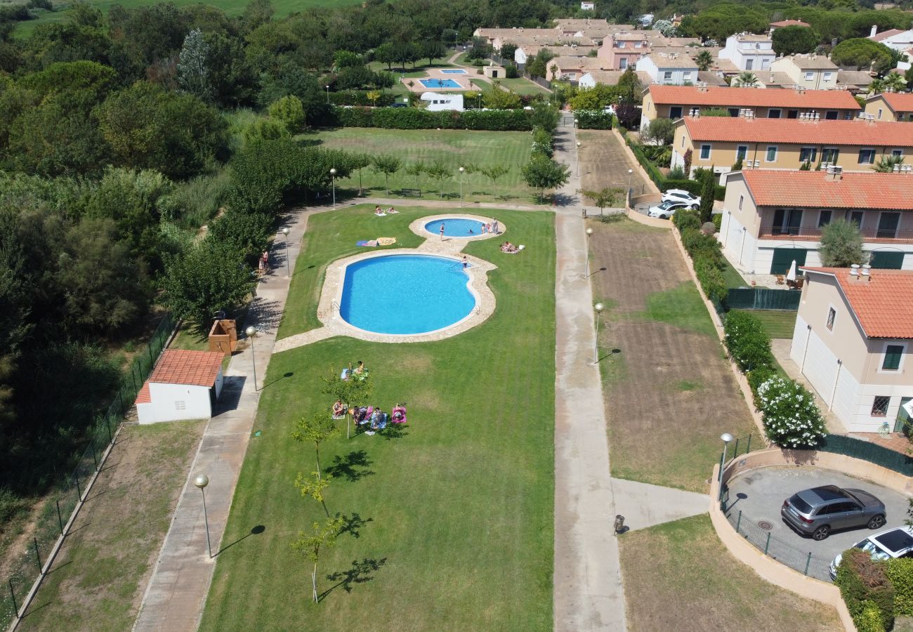 Casa adosada en Torroella de Montgri - Casa con garaje cerca de la playa con piscina comunitaria