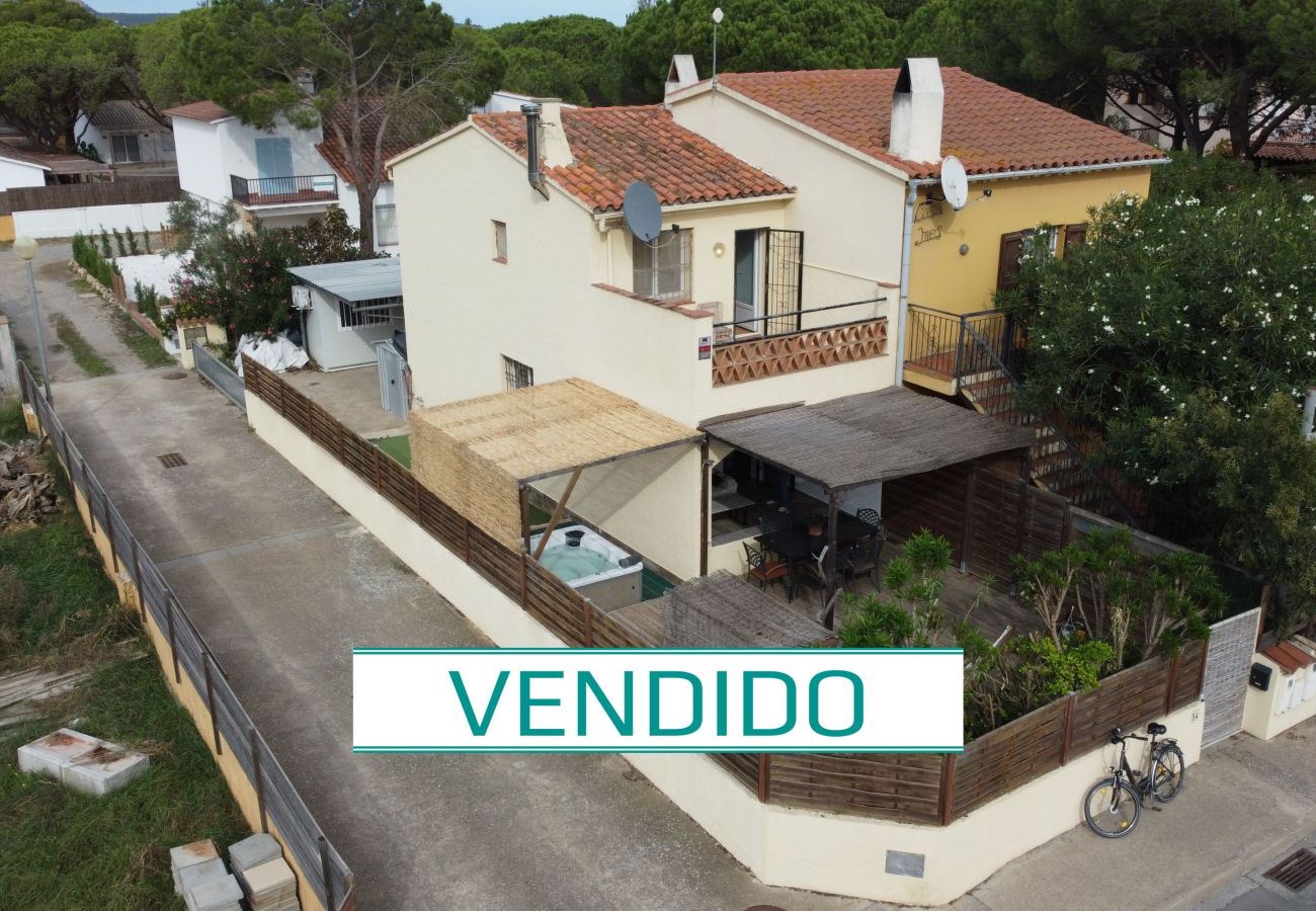 Casa adosada en Torroella de Montgri - Casa adosada con jardin privado y jacuzzi