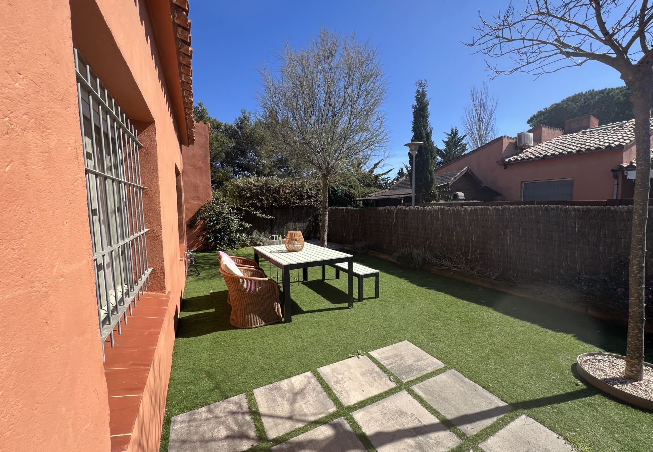 Casa adosada en Torroella de Montgri - Casa 124126 con jardín privado y piscina comunitaria cerca de la playa