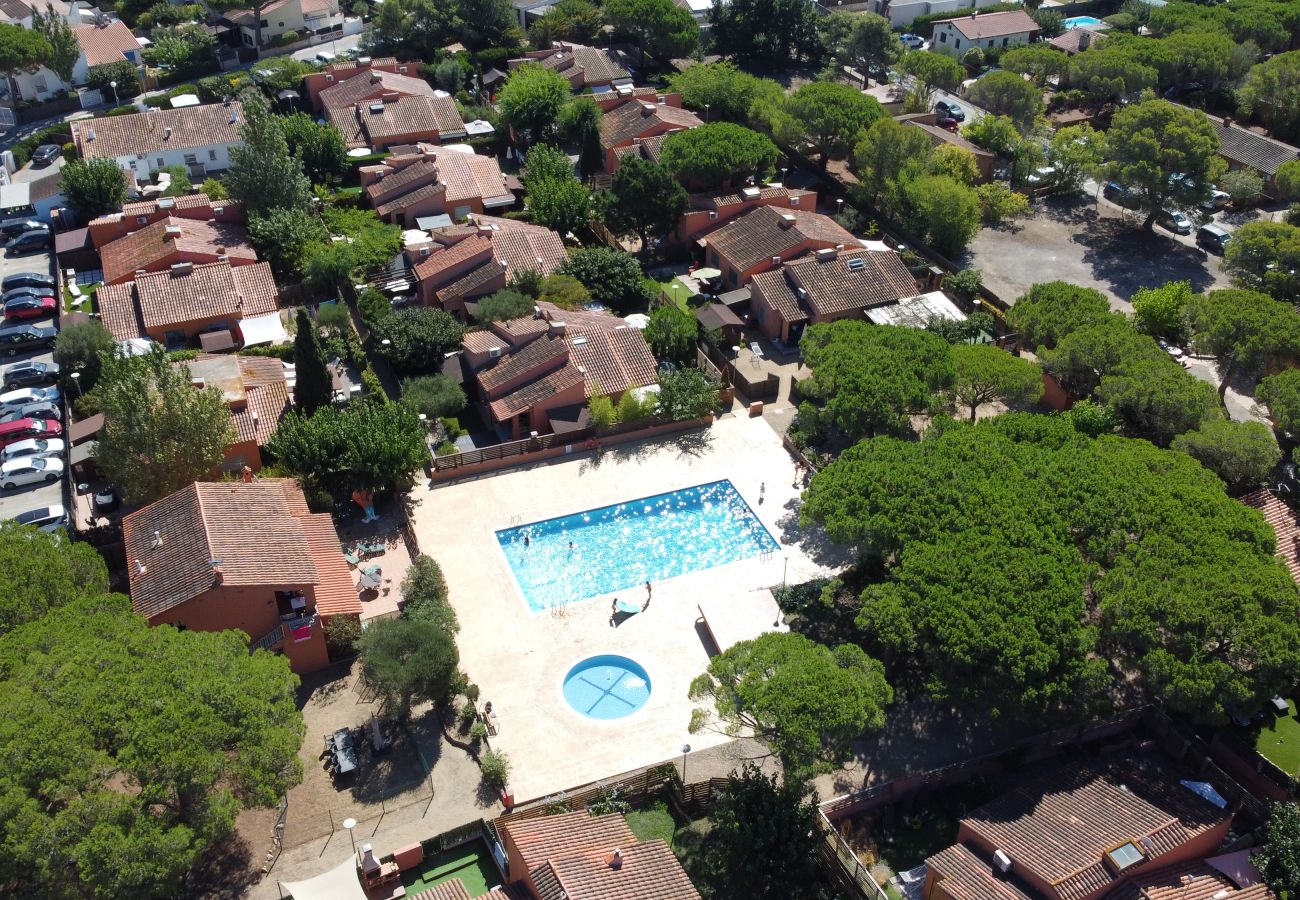 Casa adosada en Torroella de Montgri - Casa 124126 con jardín privado y piscina comunitaria cerca de la playa