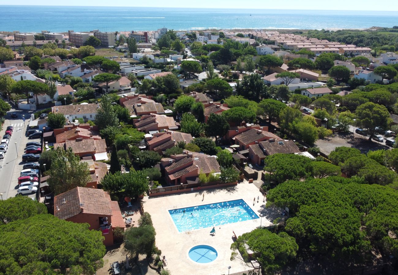 Casa adosada en Torroella de Montgri - Casa 124126 con jardín privado y piscina comunitaria cerca de la playa