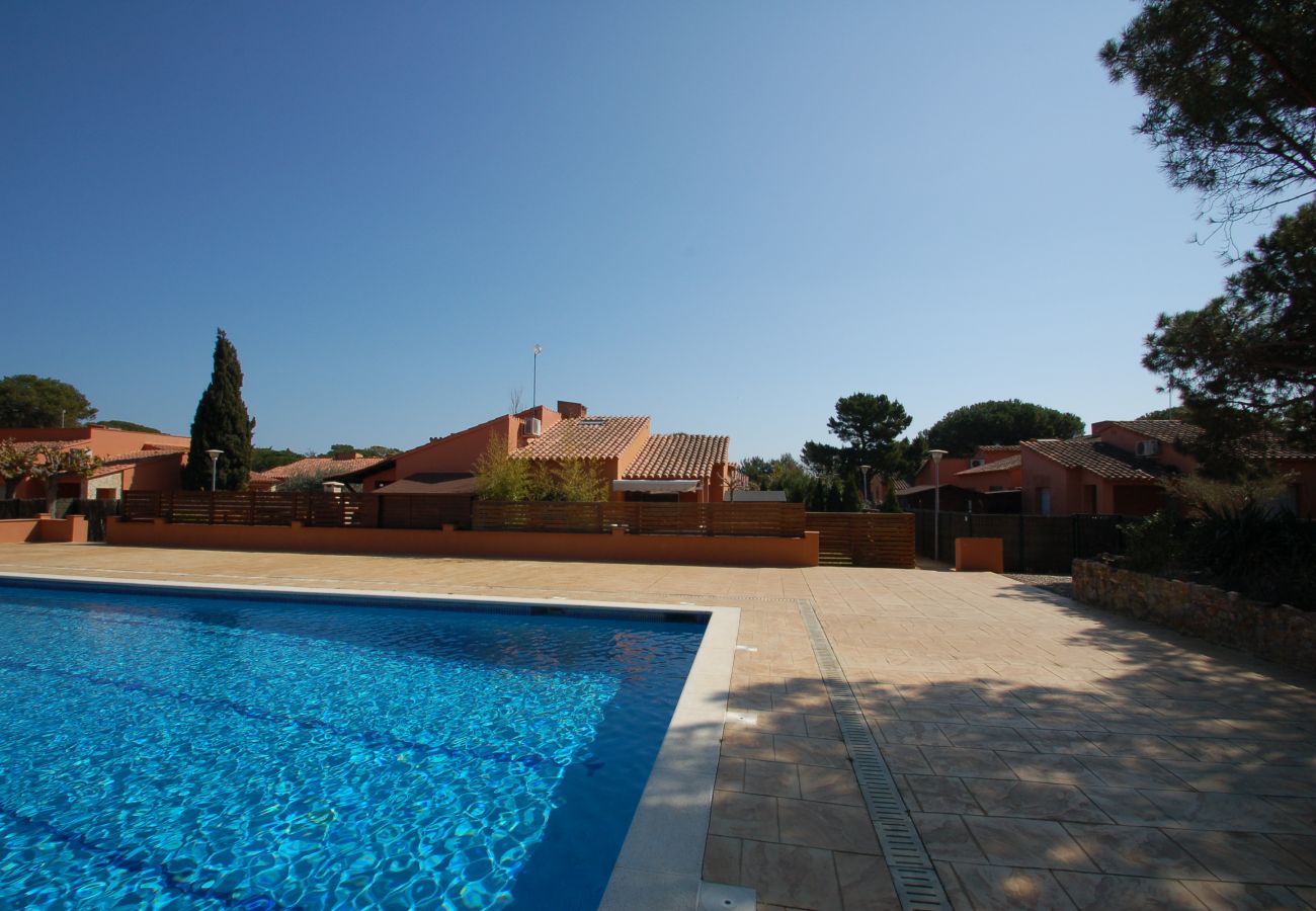 Casa adosada en Torroella de Montgri - Casa 124126 con jardín privado y piscina comunitaria cerca de la playa