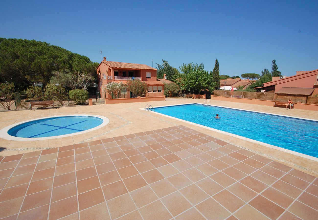 Casa adosada en Torroella de Montgri - Casa 124126 con jardín privado y piscina comunitaria cerca de la playa