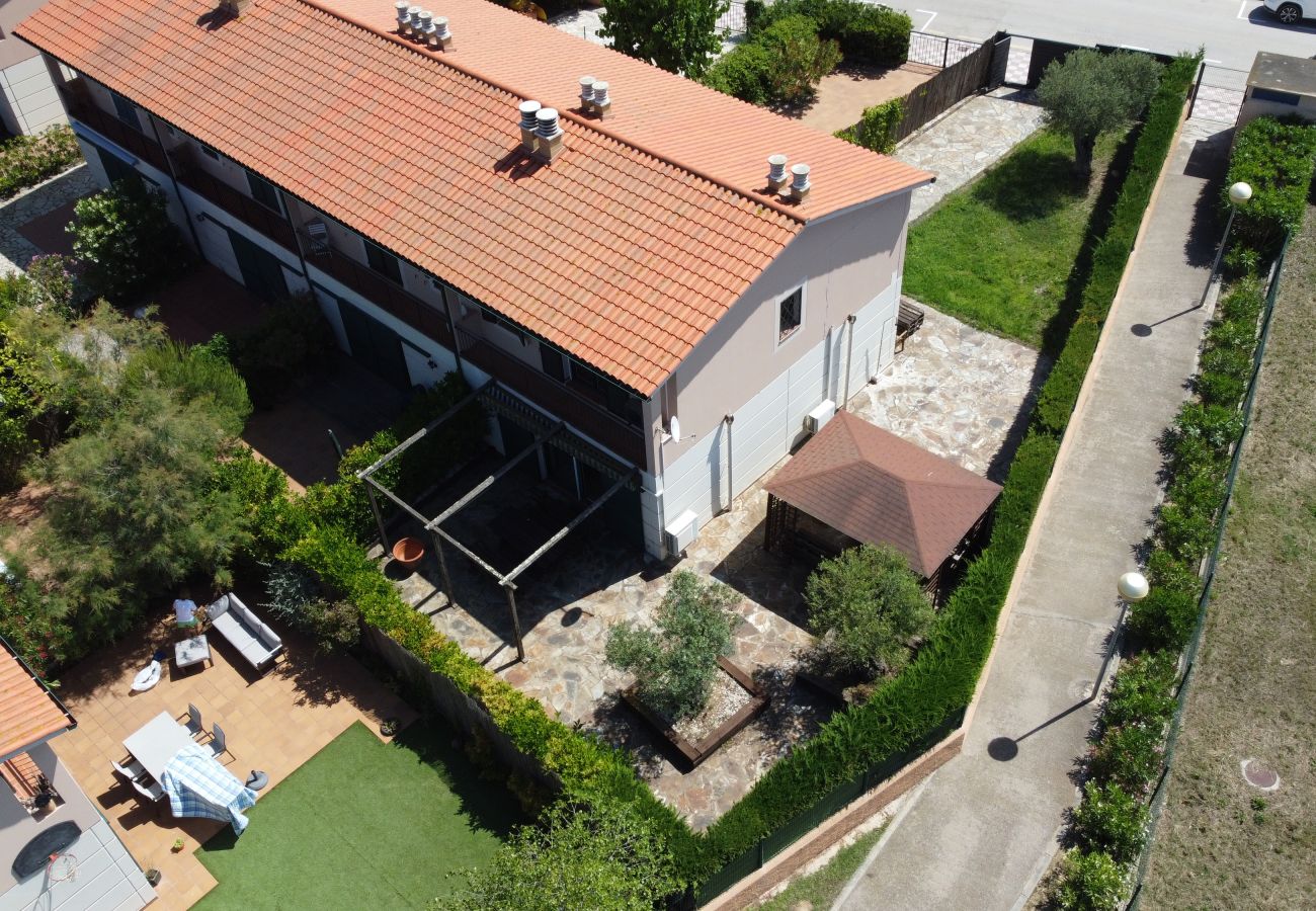 Casa adosada en Torroella de Montgri - Casa esquinera renovada con jardín, nº 58