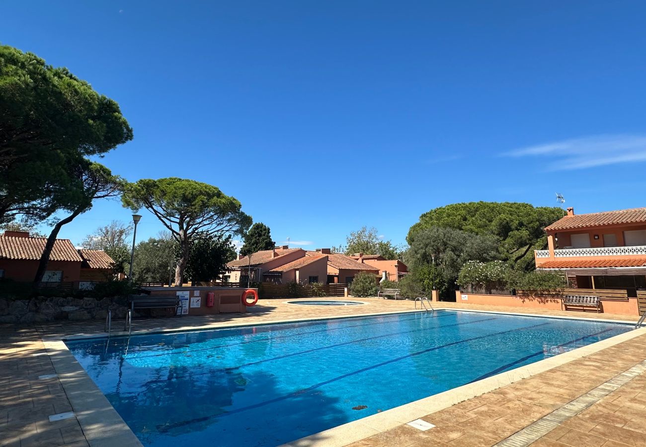 Casa adosada en Torroella de Montgri - Gregal 112 Casa encantadora con Jardín Privado y Piscina Comunitaria.