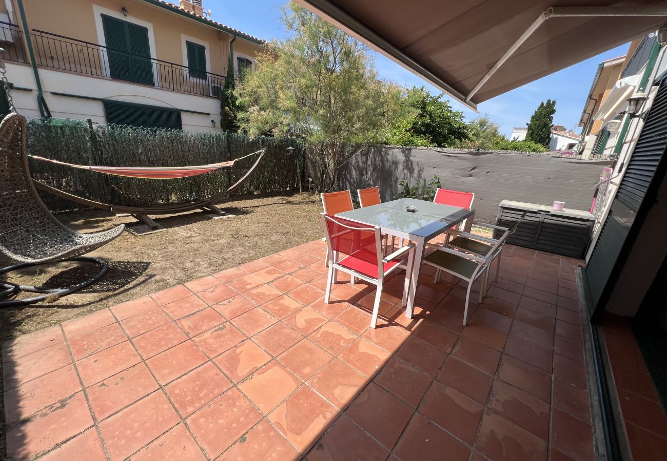 Maison mitoyenne à Torroella de Montgri - Maison avec garage près de la plage avec piscine commune