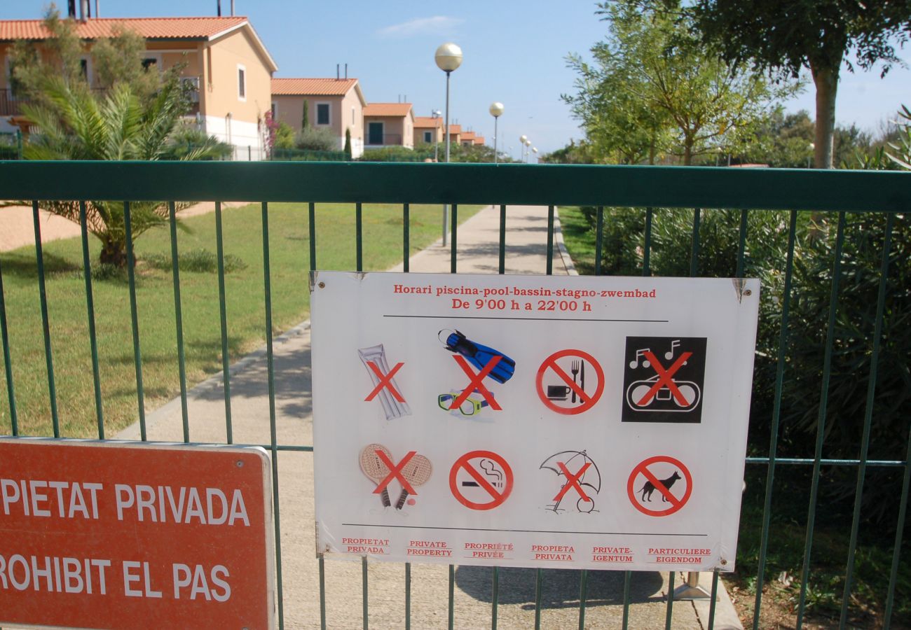 Maison mitoyenne à Torroella de Montgri - Maison avec garage près de la plage avec piscine commune