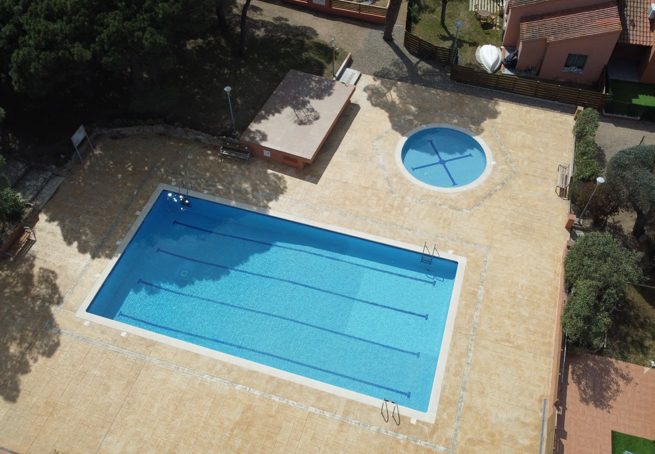 Maison mitoyenne à Torroella de Montgri - Maison 124126 avec jardin privé et piscine communautaire près de la plage