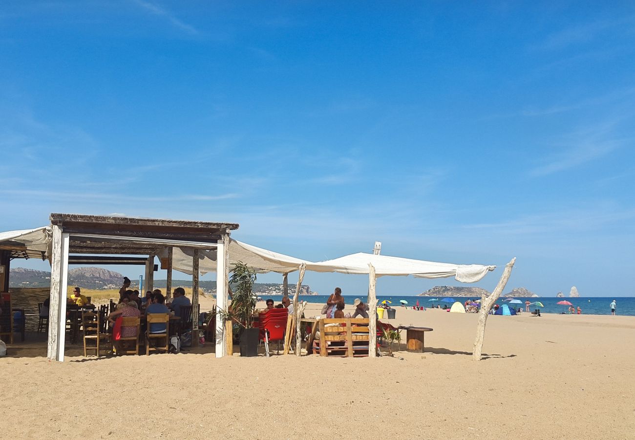 Maison mitoyenne à Torroella de Montgri - Maison 124126 avec jardin privé et piscine communautaire près de la plage