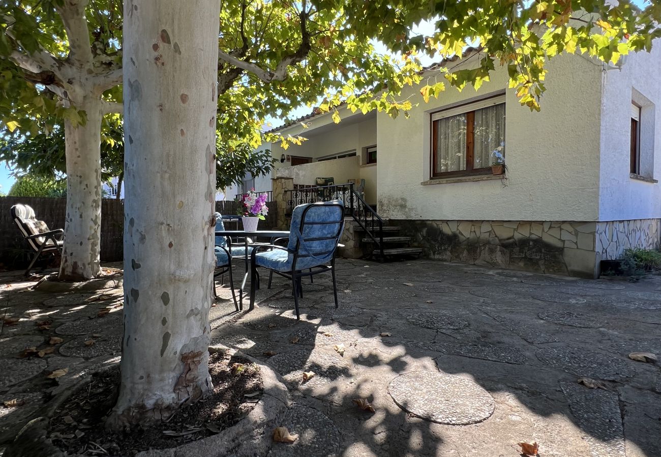 Maison mitoyenne à Torroella de Montgri - Maison n°34 proche de la plage avec jardin et garage