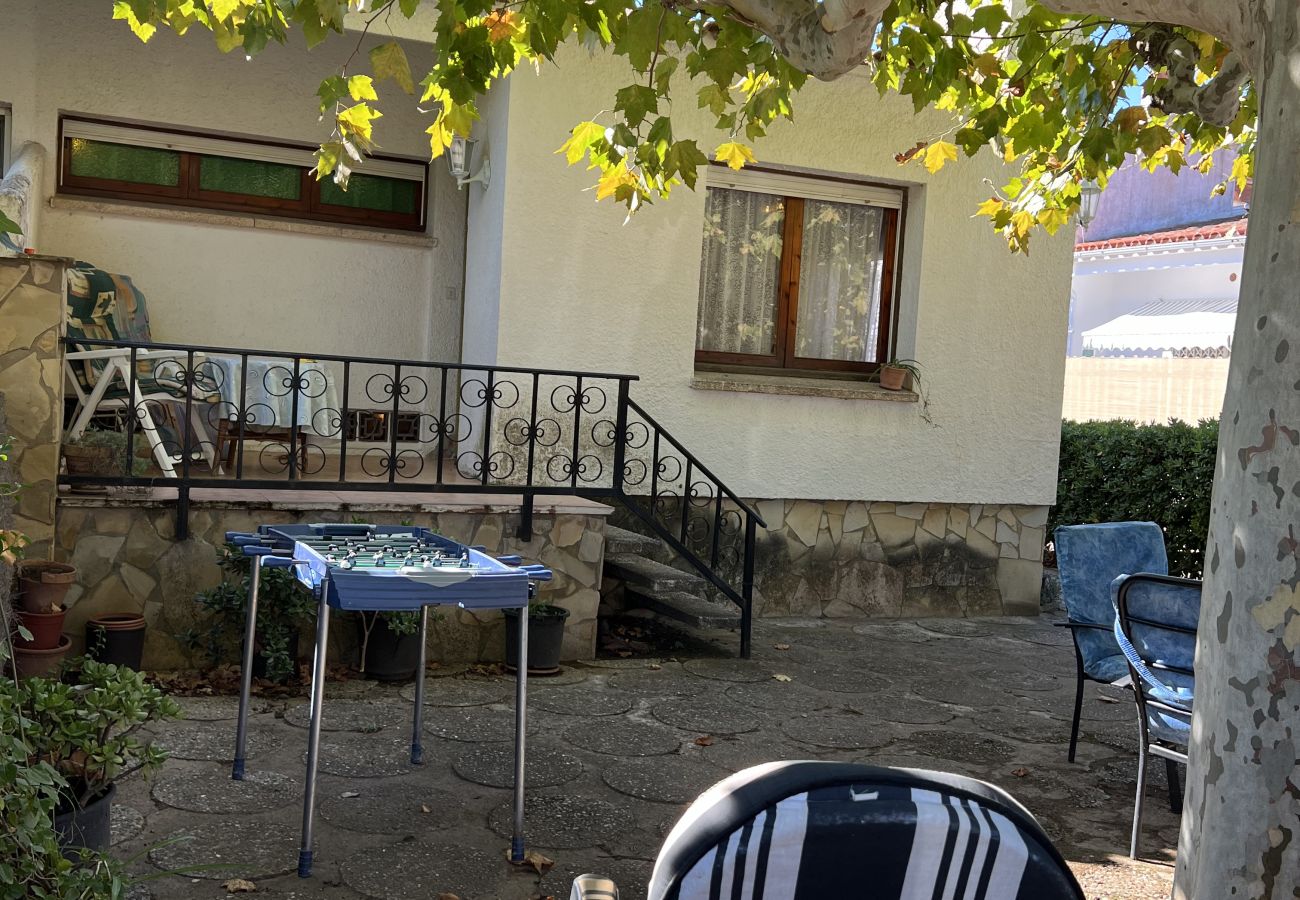 Maison mitoyenne à Torroella de Montgri - Maison n°34 proche de la plage avec jardin et garage