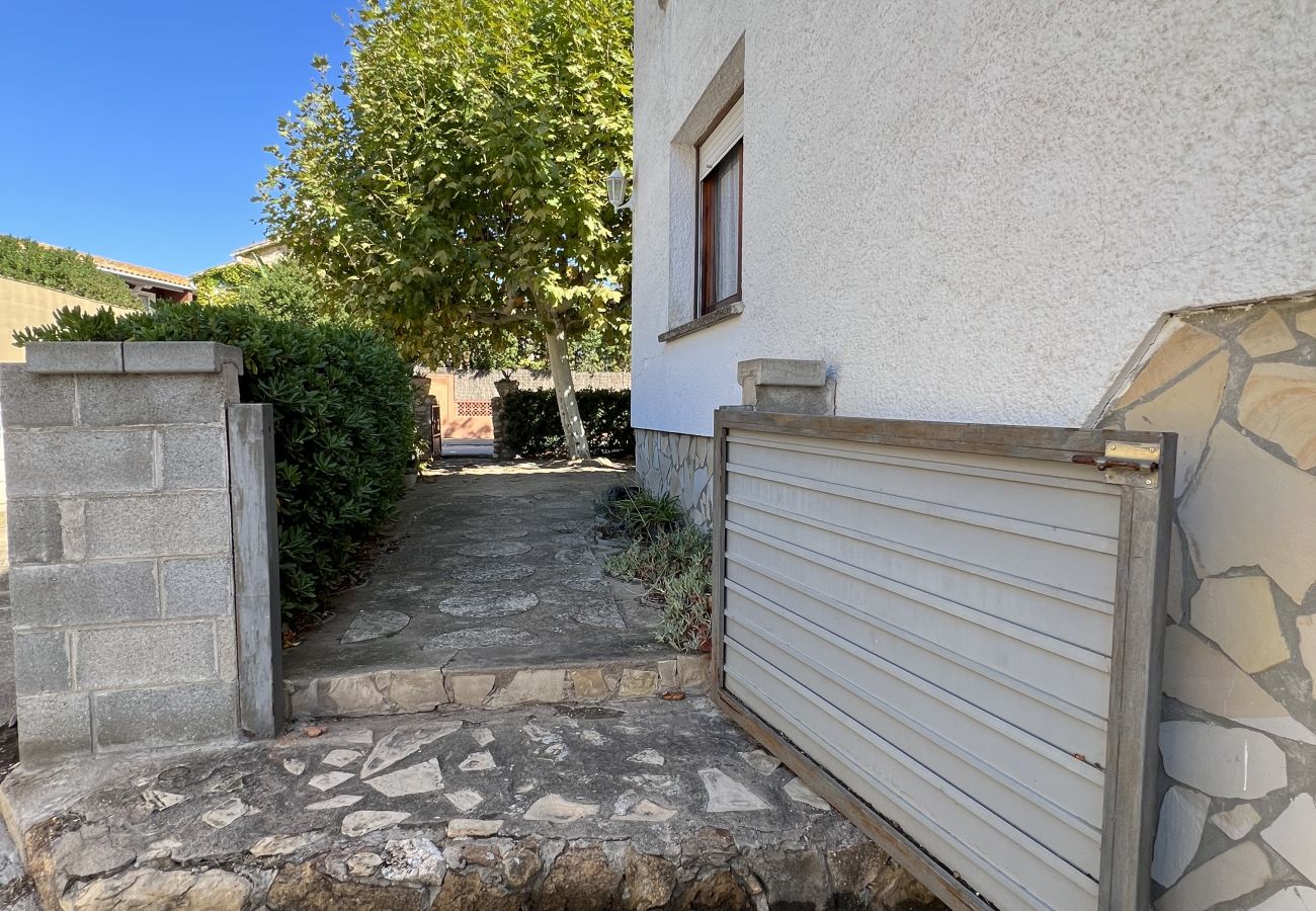 Maison mitoyenne à Torroella de Montgri - Maison n°34 proche de la plage avec jardin et garage