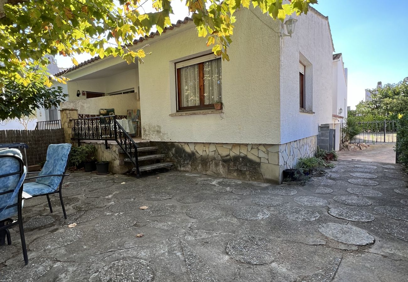 Maison mitoyenne à Torroella de Montgri - Maison n°34 proche de la plage avec jardin et garage