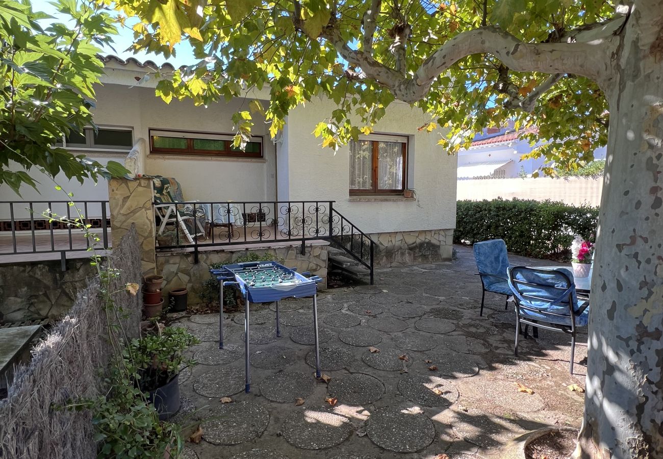 Townhouse in Torroella de Montgri - House No. 34 near the beach  with garden and garage