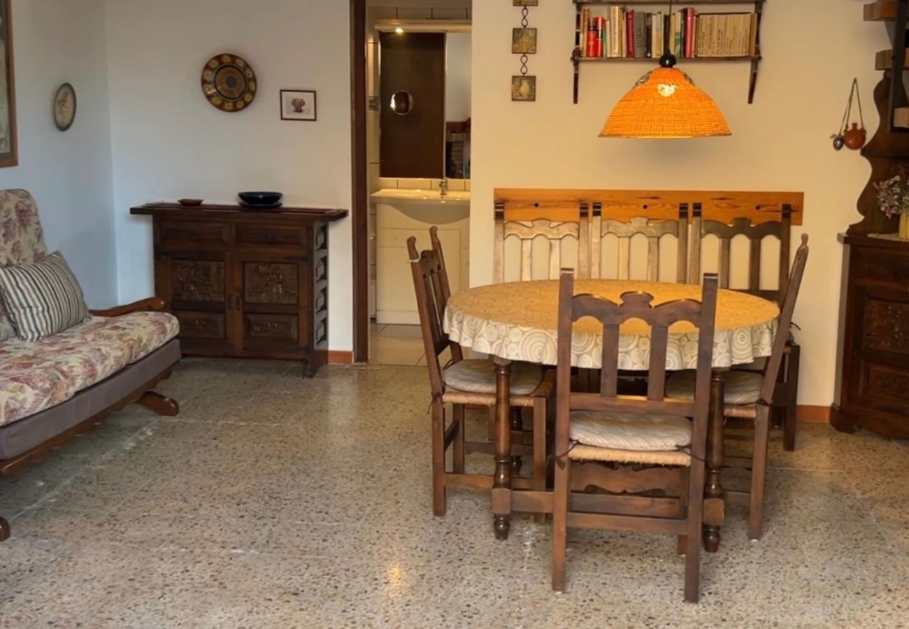 Townhouse in Torroella de Montgri - Garsa 3: House to Renovate on the Costa Brava with Garden and Parking